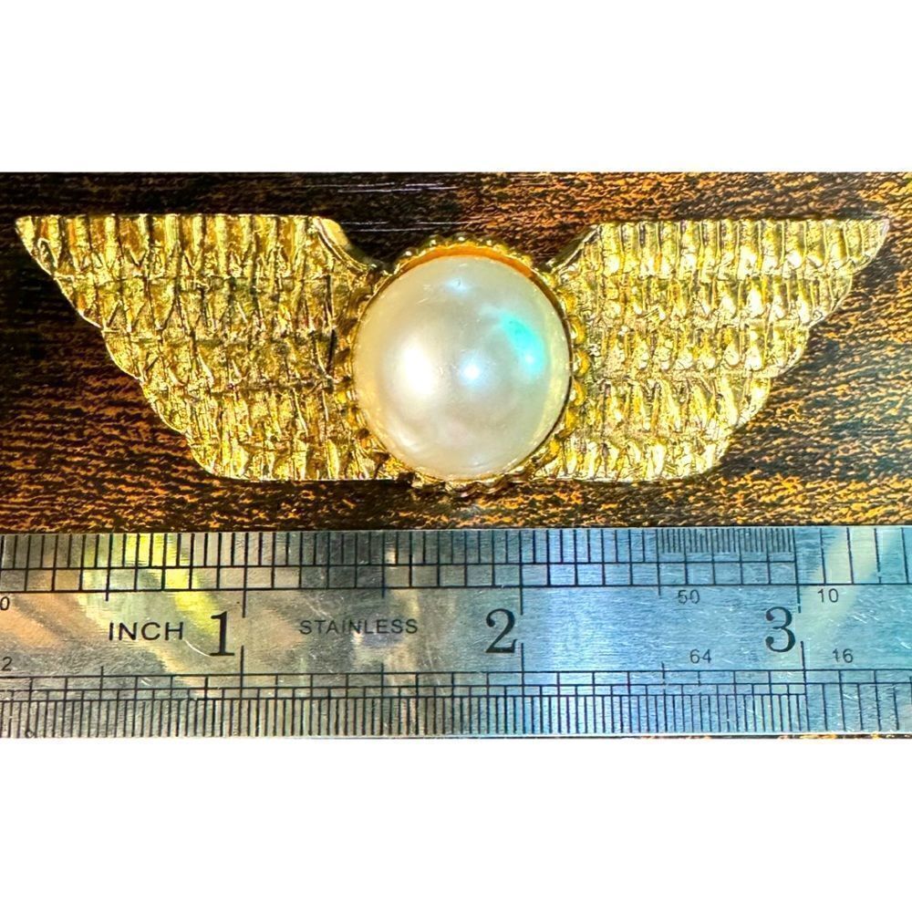 Brooch – Vintage 1980s Gold-Tone Winged Brooch with Opalescent Center